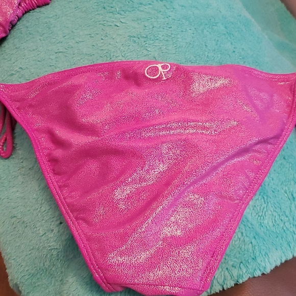 Bikini - Picture 2 of 3